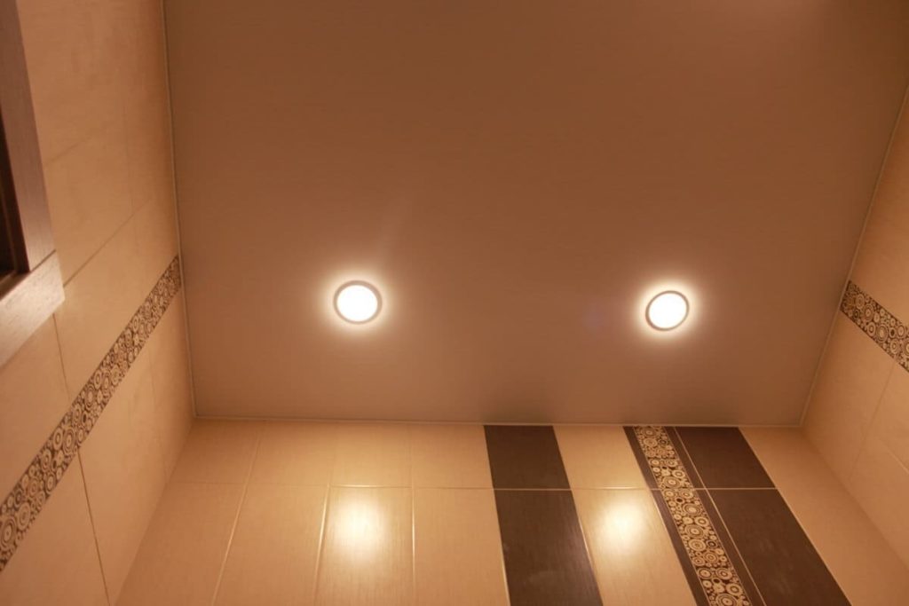 Какой выбрать натяжной потолок в ванной: рассмотрим матовый и глянцевый
