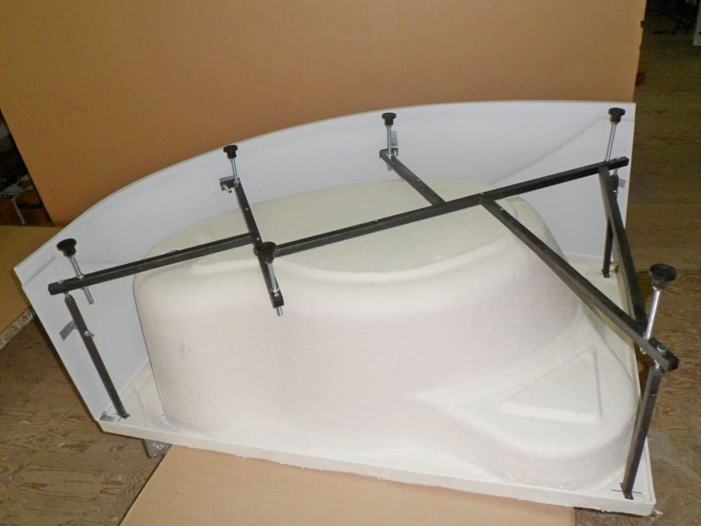 Установка акриловой ванны на стальной каркас